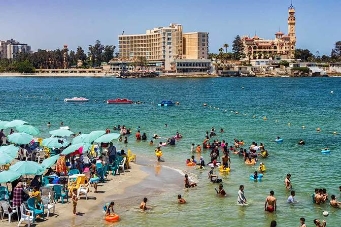 Mächtig was los - Der beliebte Corniche Strand von Alexandria zur Hochsaison im Juli