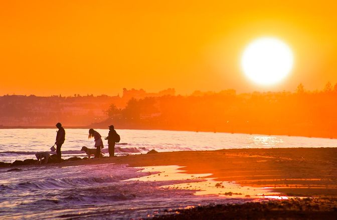 Sonnenuntergang an der andalusischen Mittelmeerküste bei Marbella