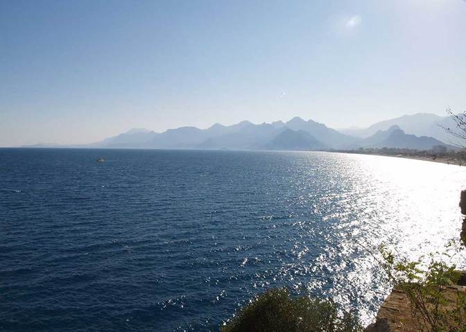 Stadt - Strand -Berge - hinter der Bucht von Antalya ragt majestätisch das Taurusgebirge uaf