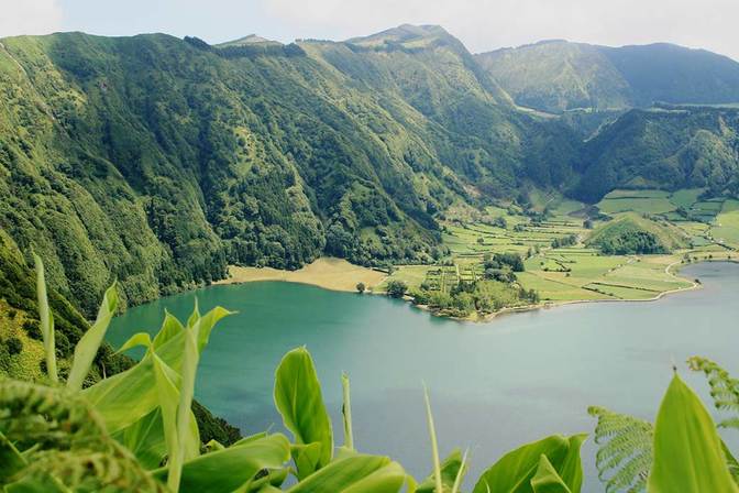 Sattes Grün auf São Miguel, die größte Insel der Azoren - aufgenommen im Juli.