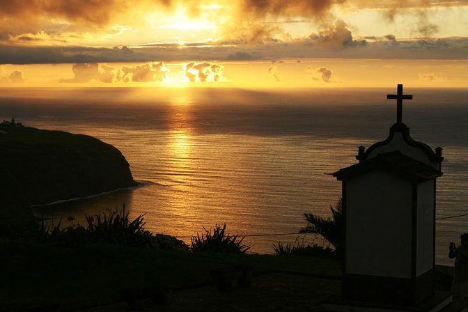 Der goldene Sonnenuntergang bereitet einem ein ganz persönliches Azorenhoch