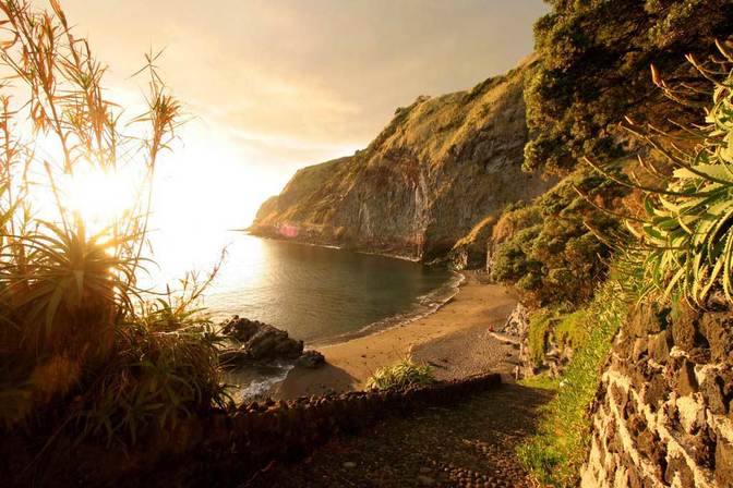 Wenn Gold und Grün zusammenkommen - eine der vielen kleinen Buchten der Azoren, in der Nähe von Água de Pau. Aufgenommen im November.