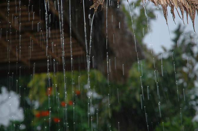 Regenzeit auf Bali - am besten auf der Terrasse einer Dschungelhütte