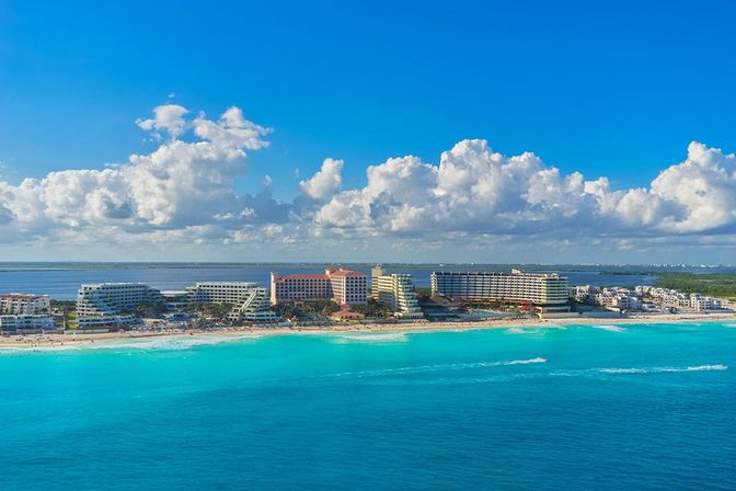 Das berühmte hellblaue Meer vor Cancun - aufgenommen im Januar