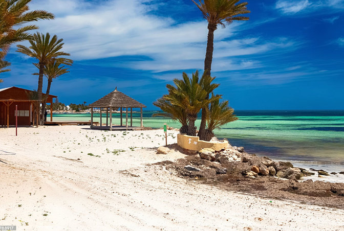Paradiesischer Strand mit türkisenem Wasser: Djerba im Juli Paradiesischer Strand mit türkisenem Wasser: Djerba im Juli