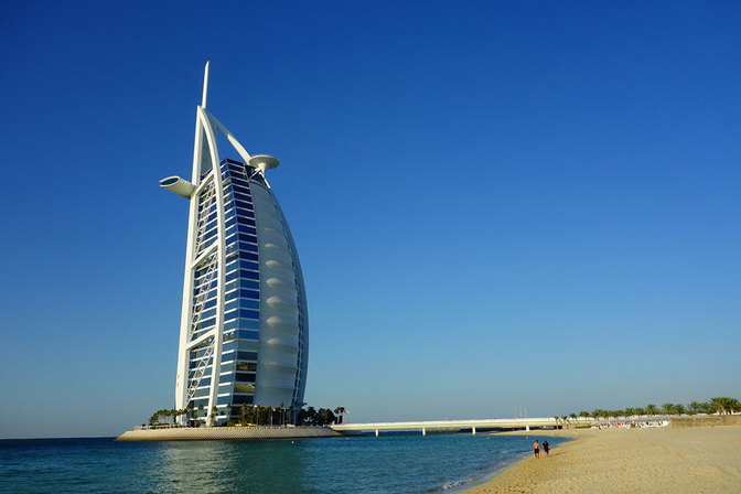 Wahrzeichen von Dubai - Das Burj Al Arab Hotel im Dezember, kurz vor Weihnachten