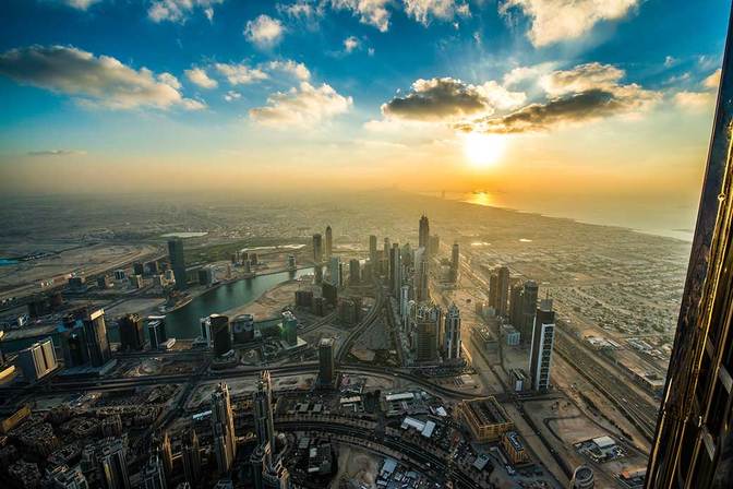 Dieser Blick in den Sonnenuntergang in knapp einem Kilometer Höhe gibt es vom Burj Khalifa