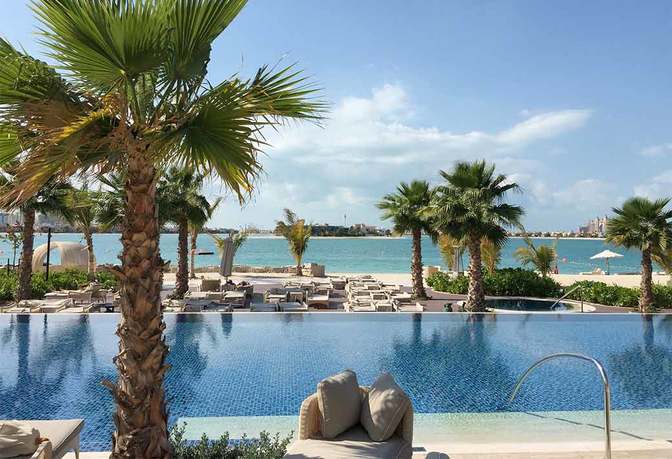 Paradiesischer Pool mit Blick auf den hoteleigenen Strand - Dubai im Januar