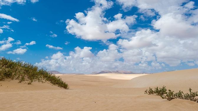 Bestes Fuerteventura-Wetter schon im April: Die berühmten Dünen von Corralejo mit kilometerlangen, feinem Wüstensand