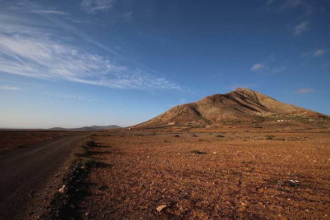 Diese ganz besondere Landschafts gibt's nur hier. Karge Poesie auf Fuerteventura, im Norden bei La Oliva