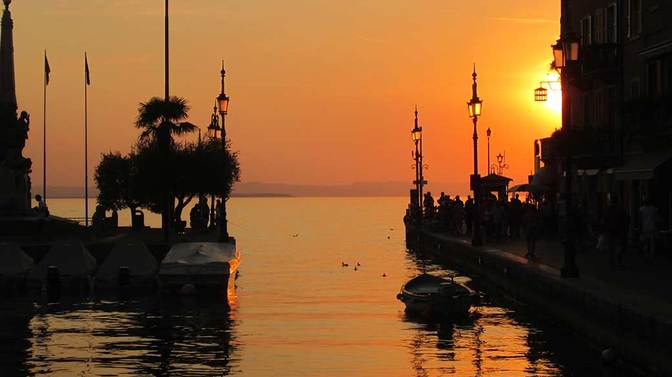 Goldener Sonnenuntergang am alten Hafen von Lazise