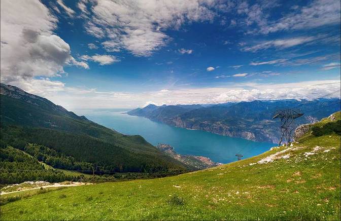 Blick vom Monte Baldo auf den Gardasee im Juli - auch mit der Seilbahn zu erreichen