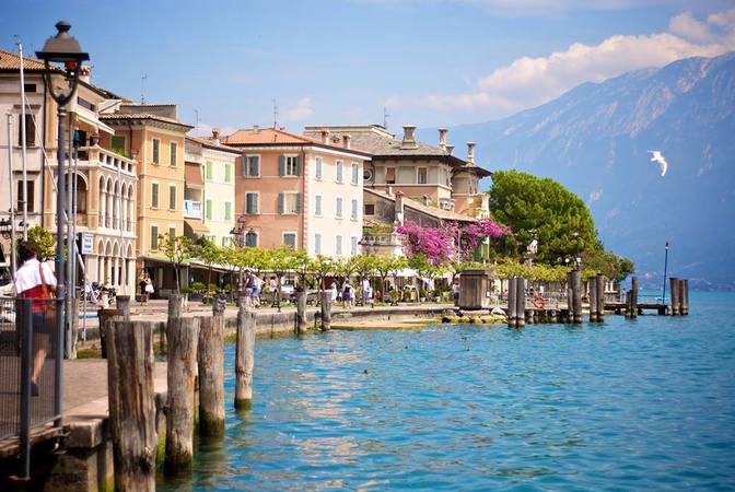 Ungetrübtes Blau an einer Uferpromenade am Gardasee im August