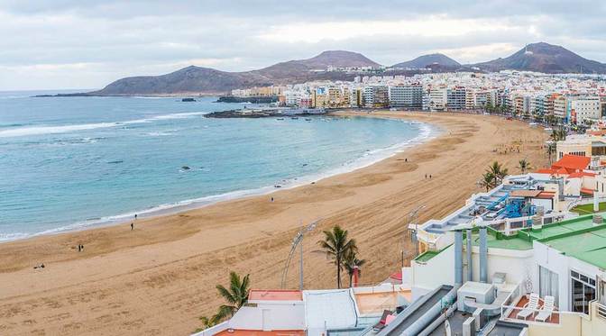 Playa de Las Canteras im Januar, dahinter die Hauptstadt Las Palmas de Gran Canaria