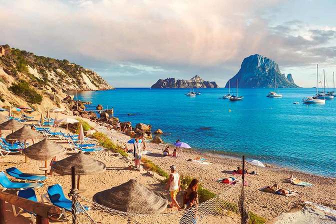 Ibiza am Strand von Cala d ' Hort, mit Blick auf die berühmte Insel Es Vedra