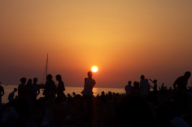 Sonnenuntergang vor dem berühmten Café del Mar, in Sant Antoni de Portmany 