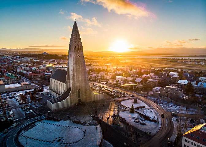 Die Hallgrimskirkja Kirche mitten im Stadtbild von Reykjavik