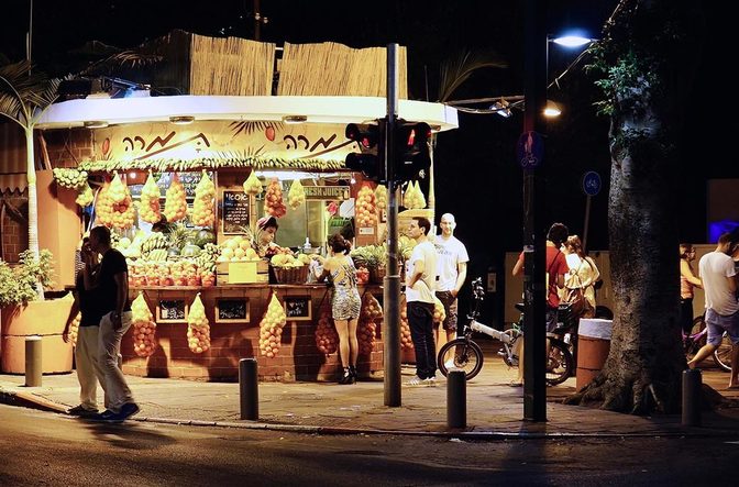 Die Straßen von Tel Aviv sind auch abends voller Leben