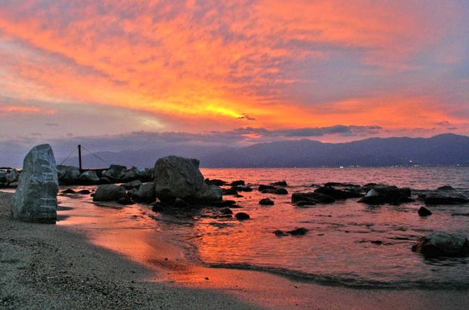 Ein Sonnenuntergang Ende Oktober auf Kalabrien - im Hintergrund ragt bereits Sizilien hervpr