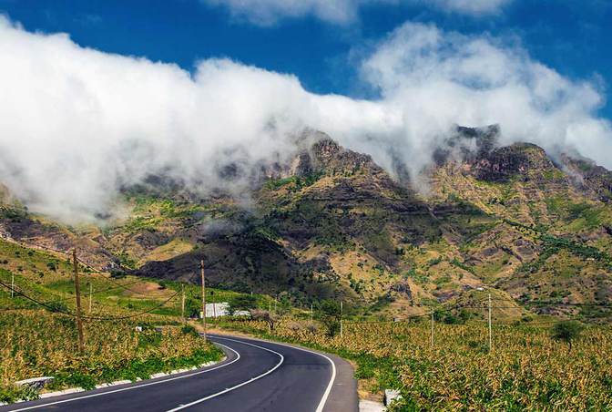 Dichte Wolken stauen sich an den Hängen der Serra da Malaguet auf Santiago