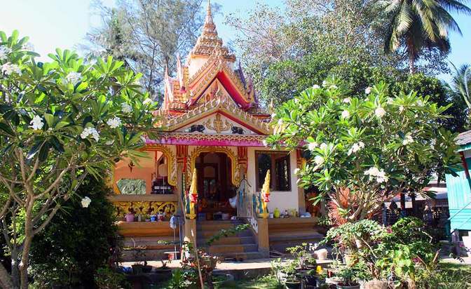Das Wat Khiri Wongkaram erstrahlt farbenfroh zur besten Reisezeit auf Koh Samui im März