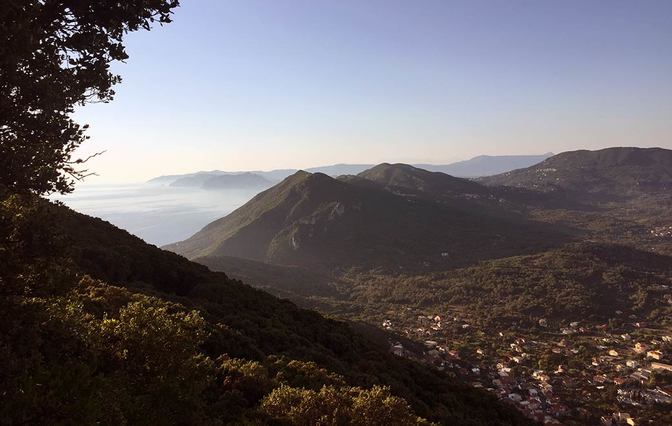 Blick auf das kleine Bergdorf Agios Mattheos im Süden der Insel, dahinter die typische korfiotische Hügellandschaft