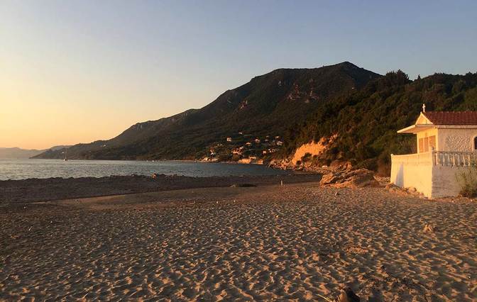 Ein Sonnenuntergang auf Korfu im August - im Süden der Insel finden sich noch verlassene kleine Buchten wie diese in der Nähe von Paramonas