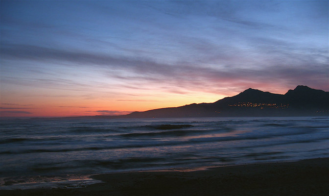 Eine kleine Lichtsymphonie: Die Sonne geht auf am Strand von Calvi