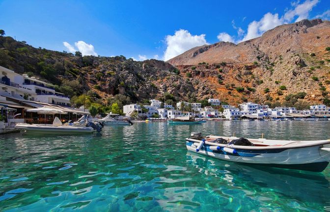 Boote in der Bucht von Loutro – aufgenommen im August