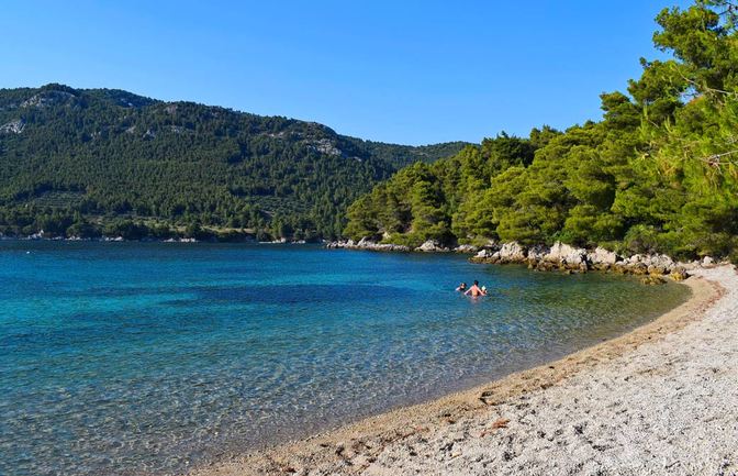 Einsame Bucht auf der Halbinsel Pelješac – aufgenommen Ende Juni