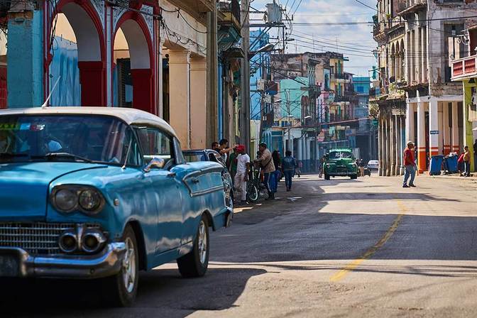 Eine Reise zurück in die Zeit - Oldtimer cruisen durch Havanna