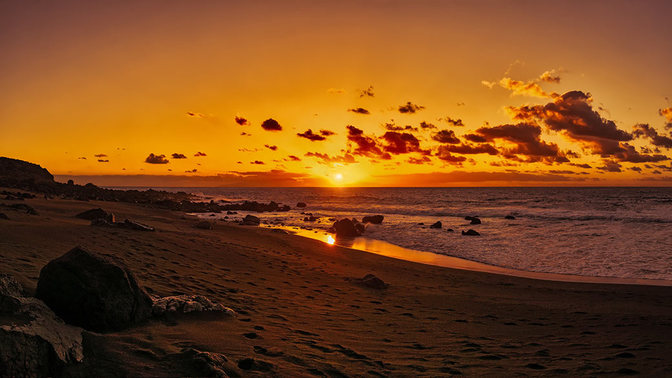Goldener Sonnenuntergang am Playa des Inglés, aufgenommen im Januar