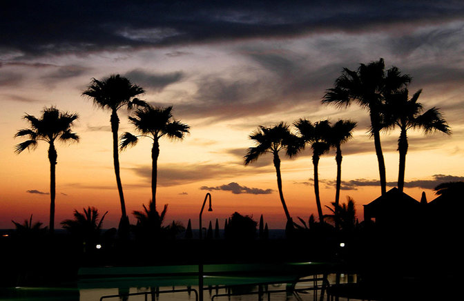 Passend zum schwarzen Sandstrand der Sonnenuntergang in schwarz auf La Palma