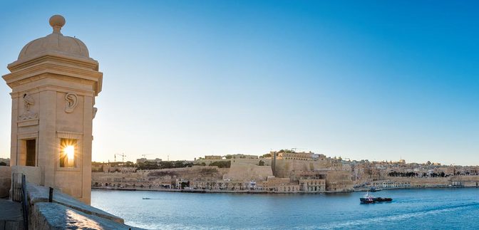 Blick von der Halbinsel Senglea über Maltas großes Hafenbecken