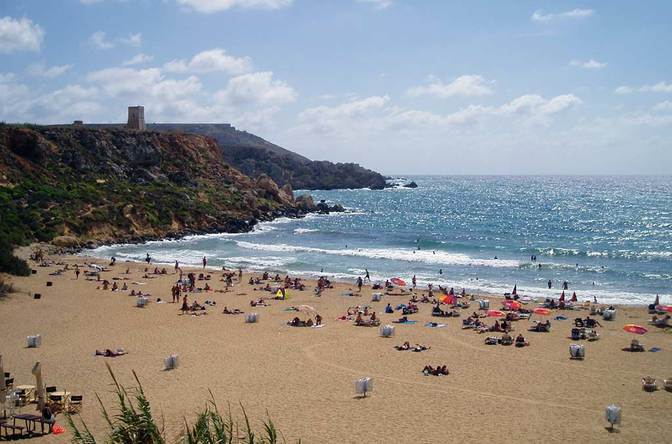 Die feinsandige Golden Bay im Nordwesten von Malta