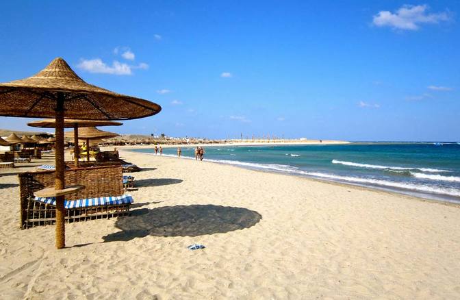 Feiner Wüstensandstrand an der Bucht von Abu Dabbab, aufgenommen im November