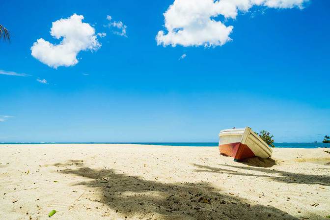 Im weißen Sand am Strand - Balaclava, im Norden von Mauritius