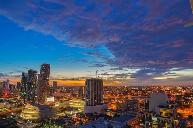 Stadt und Himmel leuchten golden - Ein Sonnenuntergang vor Downtown Miami Stadt und Himmel leuchten golden - Ein Sonnenuntergang vor Downtown Miami