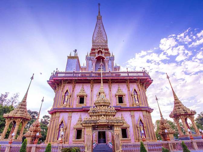 Phuket muss nicht nur Strandurlaub sein - hier erstrahlt das majestätische Wat Chalong in prächtigen Farben