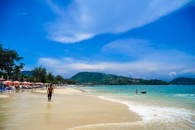 Phuket im Mai - Sattes Blau am Patong Beach