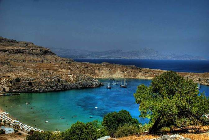 Ein Blau, in dem sich Helios spiegelt - Die malerische Bucht von Lindos im Osten der Insel