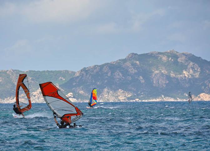 Windsurfer an der sardischen Nordküse – aufgenommen Mitte Juni