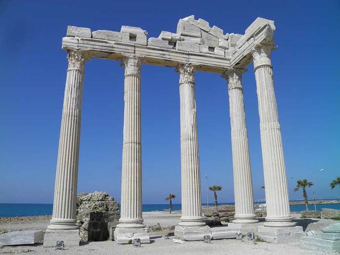 Der eindrucksvoll wiederhergestellte Apollo-Tempel ist das Wahrzeichen Sides