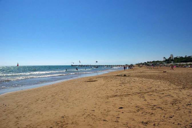 Blauer Himmel und leerer Strand - Side, aufgenommen im September