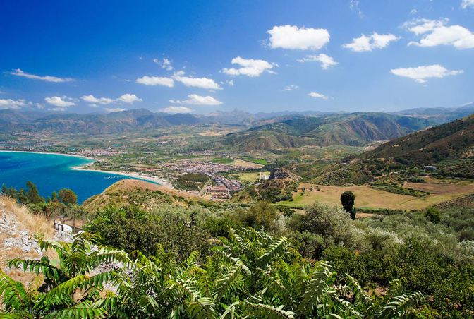 Weiter Blick über die Nordostküste bei Tindari