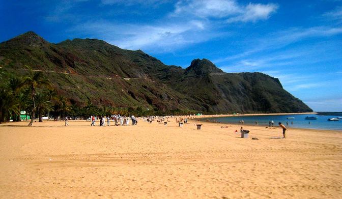 Strandleben auf Teneriffa, mit hellem Sand aus der Sahara. Playa de las Teresitas, aufgenommen im März