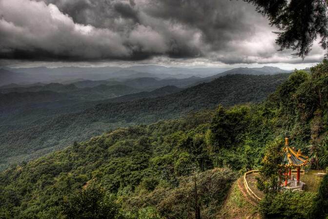 Über den Hügeln von Doi Suthep im Norden braut sich etwas zusammen (Regenzeit im Juni)