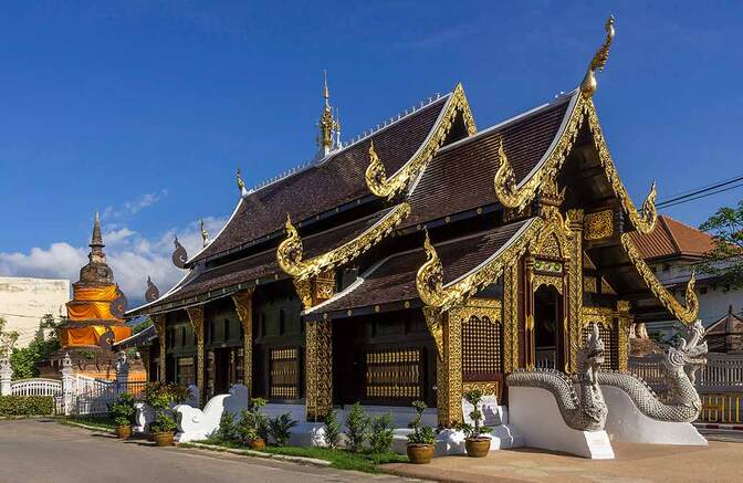 Prächtige Tempelanlagen wie hier in Chiang Mai sind typisch für Thailand