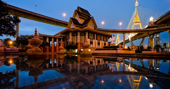 In Bangkok kommen Tradition und Moderne zusammen