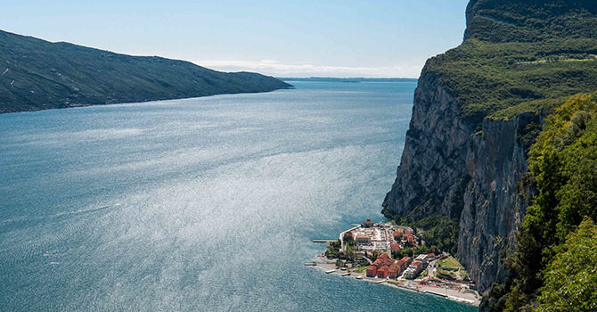 Der majestätische Gardasee im September - blau in blau